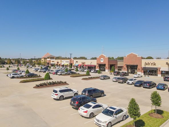 Highland Park Marketplace: 18300-18400 Old Perkins Road East, Baton Rouge, LA 70810